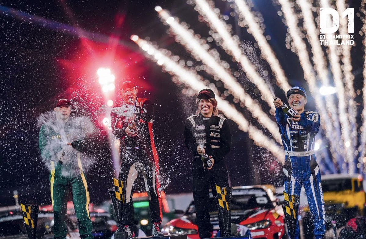 Ueno_Takahiro's tweet image. D1 THAILAND
無事終了‼️

日本とはまた一味違う作り込み！

エントラントやチームも

そして映像、演出、全てにおいてこだわりと、更にイベントを良くしようとしているのが伝わってくる素晴らしい大会です👍

いろんなドラマがうまれます。

次戦も楽しみだ😊

#d1
#drift
#d1THAILAND