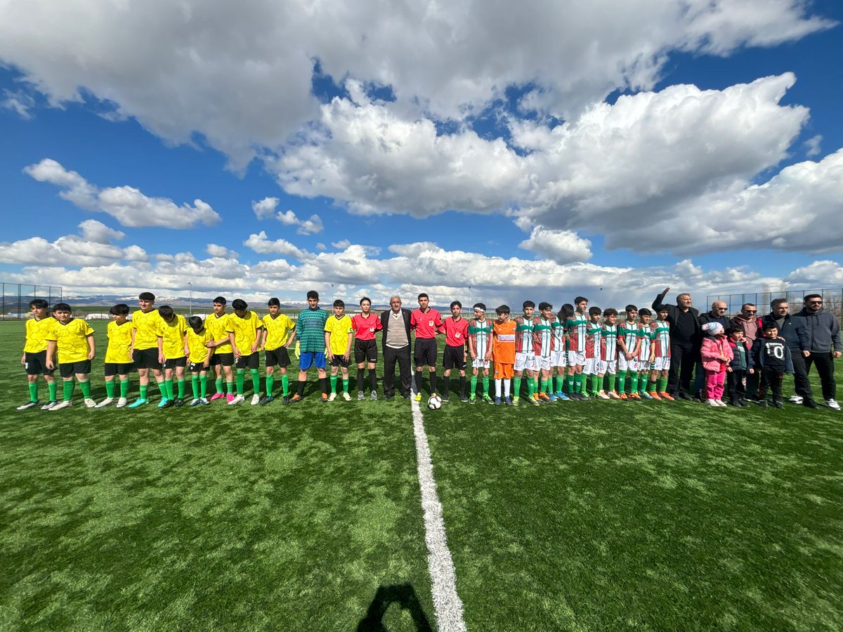 Güneşli bir havada başlayan U-15 ligi Valiliğimizin verdiği malzeme ayrı bi ğüzellikteydi kulüplerimize malzeme desteği sağlayan Amatör lerin babası il valimiz sayın Avni ÇAKIR, a minnettarız <a href="/RTErdogan/">Recep Tayyip Erdoğan</a> <a href="/_cevdetyilmaz/">Cevdet Yılmaz</a> <a href="/OA_BAK/">Dr. Osman Aşkın Bak</a> <a href="/Valiavnicakir/">Avni Çakır</a> <a href="/TCMusValiligi/">T.C. Muş Valiliği</a> <a href="/eminsimsekmus/">Mehmet Emin Şimşek</a> @CihatAbu