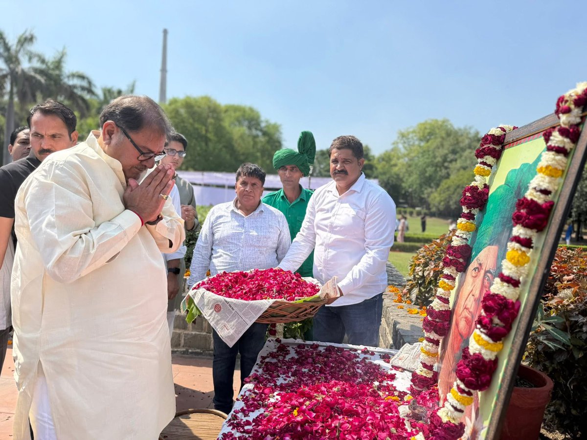 ITCellINLD's tweet photo. "हर खेत को पानी, हर हाथ को काम,
हर तन को कपड़ा, हर सर को मकान,
हर पेट को रोटी, बाकी सब बात खोटी।"

किसानों के मसीहा, जगत ताऊ, भारत के पूर्व उप प्रधानमंत्री एवं हरियाणा के पूर्व मुख्यमंत्री चौधरी देवीलाल_जी की जयंती पर उन्हें सादर नमन।🙏

@AbhaySChautala @OfficialINLD https://t.co/sErcGsnEOq