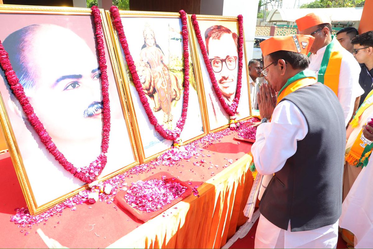 mppchaudhary's tweet photo. 47 वर्ष सेवा के, 
47 वर्ष संघर्ष, संकल्प और राष्ट्र निर्माण के! 

आज भाजपा के 47वें स्थापना दिवस के अवसर पर लखनऊ स्थित प्रदेश कार्यालय में आयोजित कार्यक्रम में भारतमाता व हमारे प्रेरणास्रोत डॉ. श्यामा प्रसाद मुखर्जी जी एवं पंडित दीनदयाल उपाध्याय जी के चित्र पर पुष्प अर्पित कर नमन किया।

इस अवसर पर पा���्टी के समर्पित कार्यकर्ताओं को संबोधित करते हुए विश्व के सबसे बड़े सेवा संगठन का हिस्सा होने की सभी को बधाई दी तथा सेवा, समर्पण और ‘राष्ट्र प्रथम’ के संकल्प को और अधिक सशक्त करने हेतु निरंतर अग्रसर रहने का आह्वान किया।

#47YearsOfNationFirst 
#BJP47thFoundationDay

@BJP4India @BJP4UP