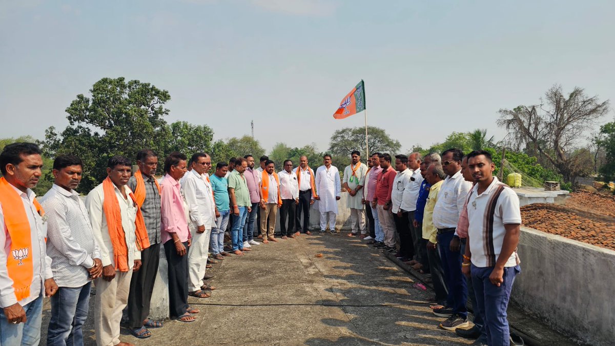 Chunnilal_BJP's tweet photo. वंदेमातरम 
              भारतीय जनता पार्टी के 47 वें स्थापना दिवस के पावन अवसर पर मेरे निवास में बागबाहरा ग्रामीण मण्डल के देवतुल्य कार्यकर्ताओं के उपस्थिति में ध्वज फहराने के उपरांत समस्त कार्यकर्ताओं का अभिनंदन करने सौभाग्य प्राप्त हुआ।
#47YearOfNationFirst https://t.co/6VidP9TL0A