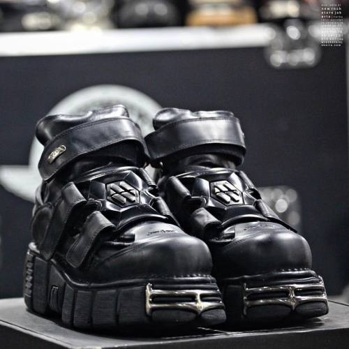 Spider_Rock_Web's tweet image. 🖤 M-285-S1 / 厚底スニーカー【NEW ROCK】 🖤
フロントのメタルプレートが放つ、圧倒的インパクト。
本革ボディ×約8cmソールで、重厚感と存在感を極めた一足。

“履くだけで主役”なNEW ROCKの定番。

#NEWROCK #厚底スニーカー #ゴシックファッション