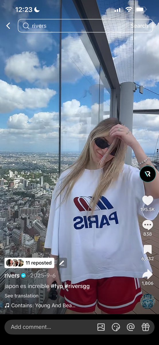 Estaba auto stalkeando mis compartidos en tiktok  y me di cuenta q rivers traía una camisa q decía parís estancando en Japón, no se, nunca lo noté
