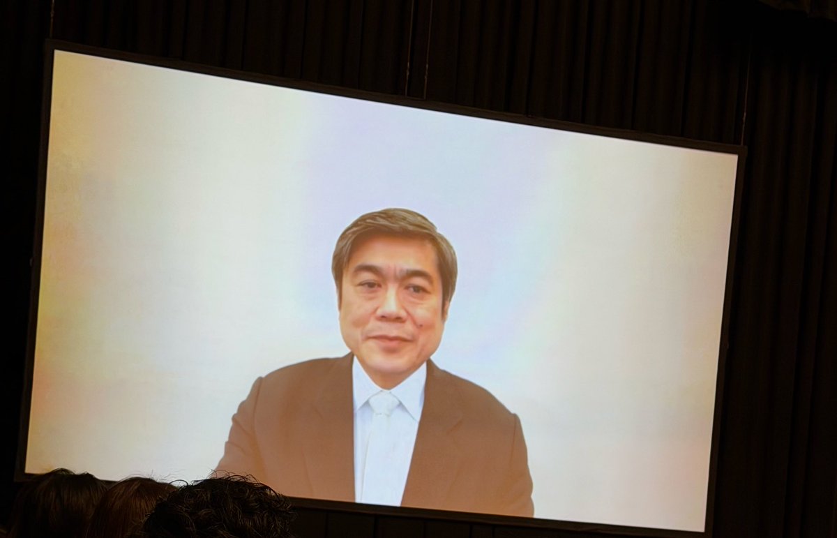 GordonInspector's tweet photo. 世界の皆さん
千葉工業大学の学長に居座る
伊藤穰一のファクトをまとめました(全19項目)

【画像は2026/4/5千葉工大入学式】

❶🆕千葉工業大学卒業式への不出席
入学式ビデオメッセージ対応（学生・保護者指摘）

❷🆕学長辞任・解任を求める署名活動を無視
（３万筆規模）

❸エプスタイン文書に「Joi Ito」名で約10,000回以上登場。

❹2017年8月24日に米国市民権宣誓式に参加した記録が確認され、(エプスタイン文書内のメールから)日本国籍法第11条（自己の志望により外国の国籍を取得した場合、日本国籍を自動的に喪失）により日本国籍を喪失していた可能性が指摘。デジタル庁・内閣府役職就任時の国籍確認の不備をめぐる疑惑が拡大。

❺エプスタイン氏からMITメディアラボへ約52.5万ドル、伊藤氏個人ファンドへ100万ドル超の資金提供。

❻寄付を匿名処理するよう指示した過去のメール存在。

❼エプスタイン氏を「ヴォルデモート」（名前を言ってはならない人）と呼んで隠蔽しようとした疑惑。

❽エプスタイン島（Little Saint James）訪問の可能性を示唆する文書記述（ヘリコプター移動計画など、複数回の訪問を示唆するメール）。

❾2013年、エプスタイン所有の**ゾロ・ランチ（Zorro Ranch、ニューメキシコ州）**で使用するソニー製プロジェクターの選定・設備手配を行ったメール存在。
ゾロ・ランチはエプスタインの性加害現場とされる場所の一つで、被害者証言や文書で性的虐待が行われたと指摘され、2026年にニューメキシコ州司法当局が違法活動に関する再捜査を開始。

❿2015年頃、エプスタイン氏の日本来日支援として、ビザ申請手続き・身元保証・スケジュール調整を実務担当（保証人：伊藤穰一、連絡窓口：田中美歌）。
田中美歌（Mika Tanaka、当時ロフトワーク/伊藤氏側近・秘書的役割）がエプスタイン側との具体的な連絡実務を担っていた文書記載。

⓫田中美歌の名前・写真が千葉工業大学変革センターサイトから2026年2月15日頃に削除された事実。

⓬2019年、MITメディアラボ所長・教授職を辞任。

⓭2026年2月27日、デジタルガレージ専務執行役員・取締役退任発表（理由非公表）。

⓮2026年3月末、デジタル庁「デジタル社会構想会議」委員を任期途中退任。

⓯2026年3月末、内閣府「グローバル・スタートアップ・キャンパス構想」ステアリングコミッティ委員を任期満了で再任せず。

⓰DEFCON（世界最大級ハッカー会議）で参加禁止処分

⓱2013年10月：伊藤穰一氏、エプスタイン宛メール（件名「Re: Halloween in Japan」）で「Make sure you are ready! It's funny and it has lots of sex.」（「必ず準備しておいて。面白いし、セックスの話がたくさん出てくる」または「セックスもたっぷりだ」と解釈される表現）を使用。

⓲2013年：ゾロ・ランチ訪問後、エプスタイン宛に「僕が牧場を出たとき、誰か遠吠えしてた？」とメール。エプスタインが「他の犬たち」と返信。「Japan/dogs」件名のメールも存在（人間を「dogs」隠語で呼んだと指摘）。

⓳2015年4月：伊藤穰一氏からエプスタイン氏へのメールで、ビットコインコア開発者（Gavin Andresen首席科学者、Wladimir van der Laanリード開発者、Cory Fields）をMIT Digital Currency Initiative（DCI）に招聘・雇用するため、エプスタインの「gift funds」を使用したことを報告。「これにより迅速に動け、このラウンドに勝った（big win for us）」と記述。MITでビットコインを管理・開発する人間を資金で取り込んだ疑惑。