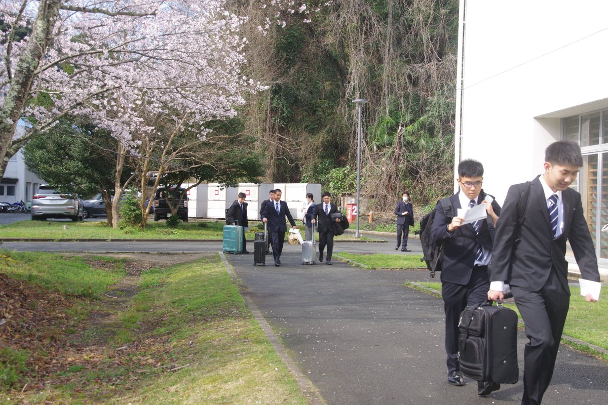 JCG_School's tweet photo. 【新入期の着校】
４月２日、新入期の学生が着校しました！
学生達には、当校での寮生活や授業に順応してもらうため、これから約１週間オリエンテーションが実施されます。
地元、家族と離れ、新しい環境での生活が始まります。

#海上保安庁 #JCG #COASTGUARD #海上保安学校 #学校 #舞鶴 #春 #着校 https://t.co/TpbUcOMHxl