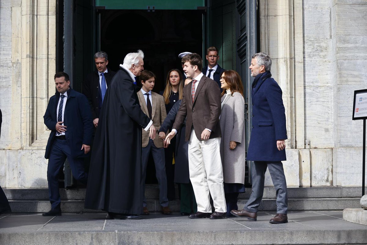 rwthofficial's tweet image. 🇩🇰
#Denmark’s King Frederik X and Queen Mary with their children attended #Easter Service at Frederik's Church, near Amalienborg Palace #Copenhagen. The Royal Family looked quite relaxed on a pleasant stroll along the street, where they were greeted by passersby.

📸 Dan
