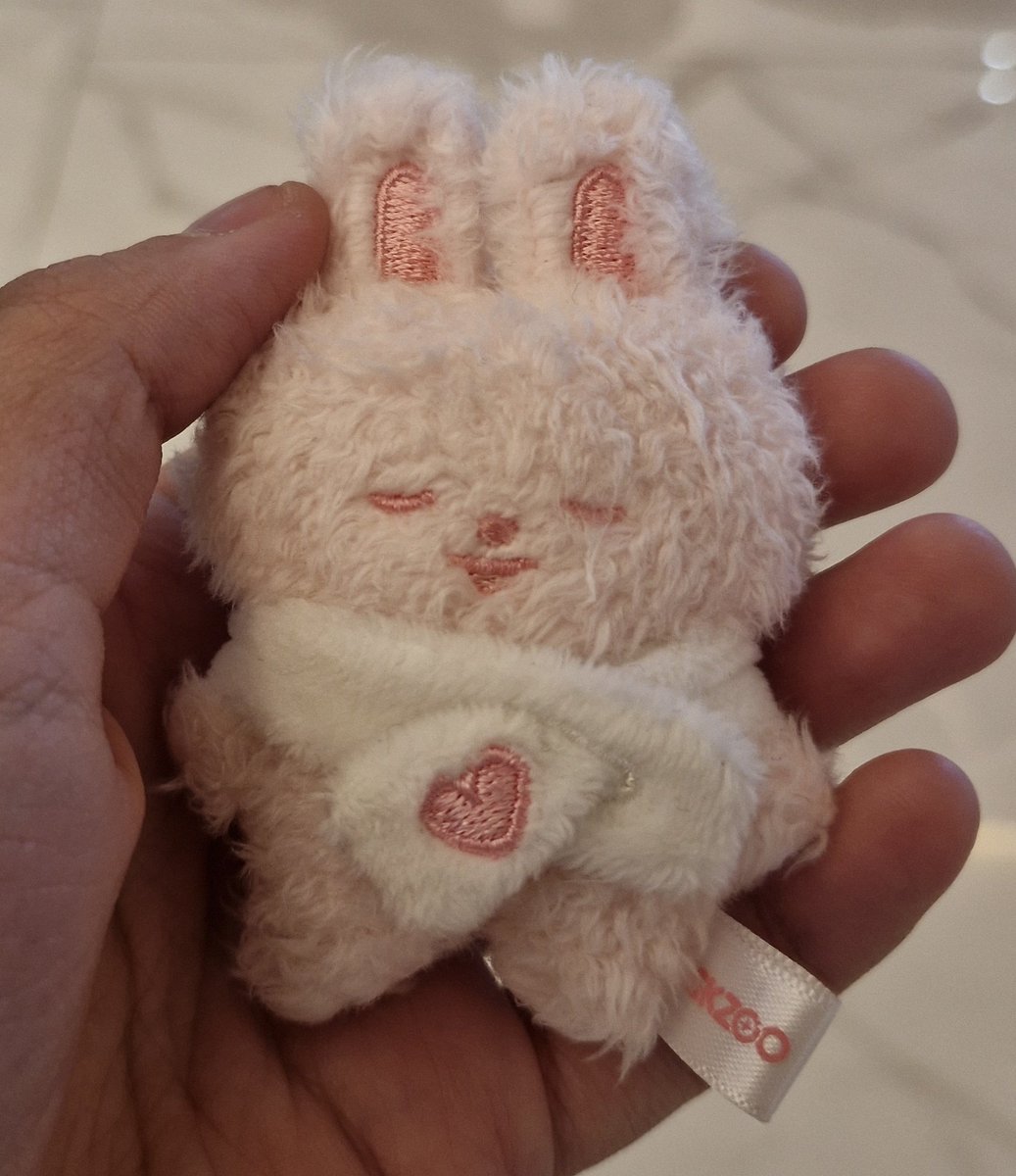 leebit so tiny........ im going to eat him