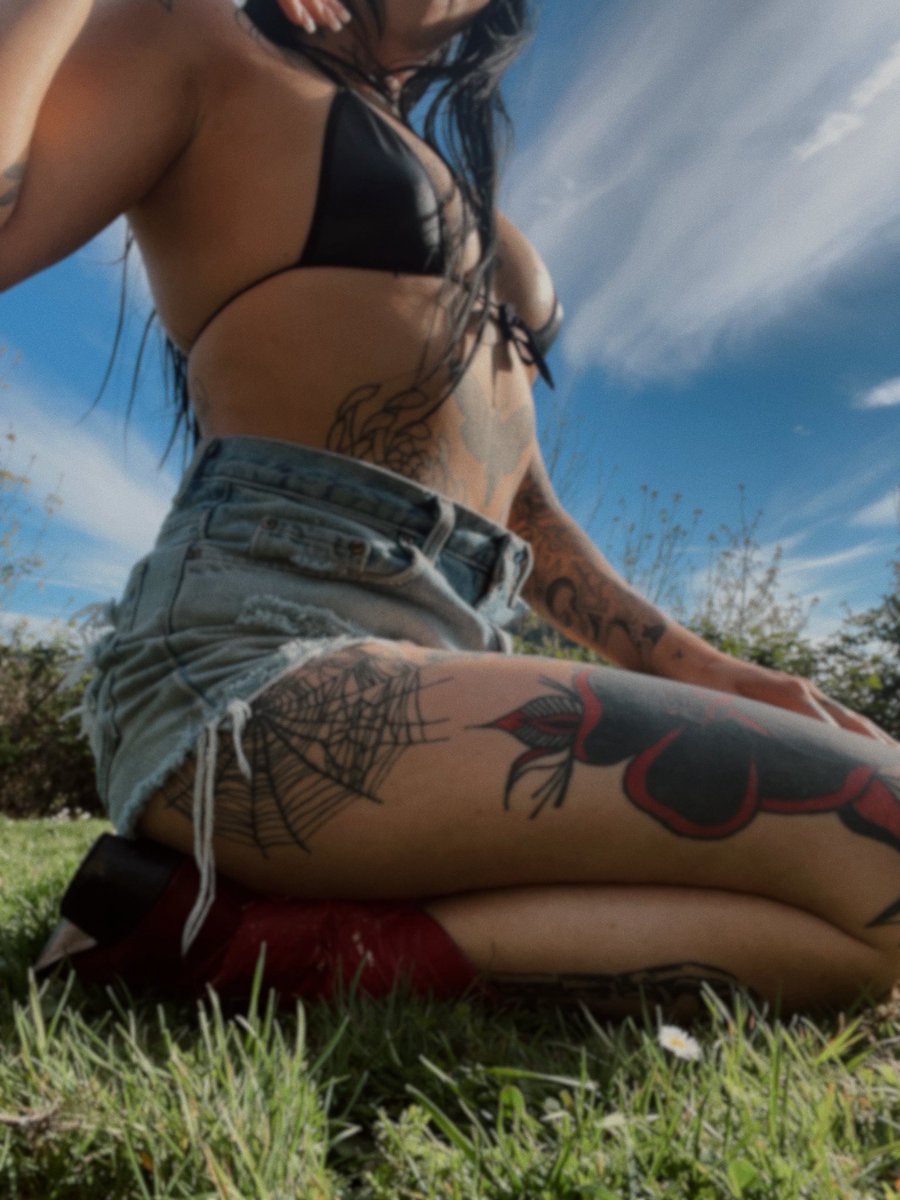 ghxstgxrlxxx's tweet photo. howdy https://t.co/ZGDs4gkn5x