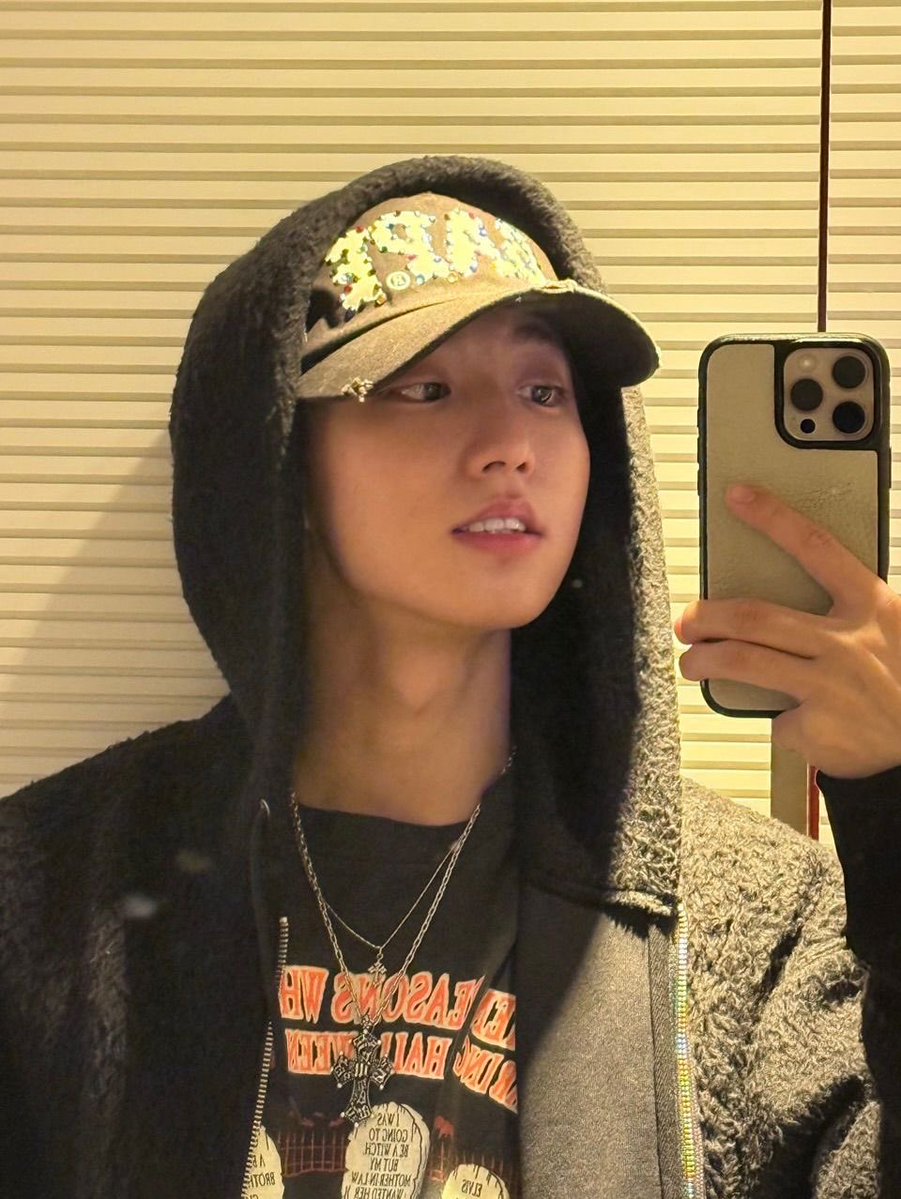 LIA DID NOT SEE 2MIN PEPERO. tweet media