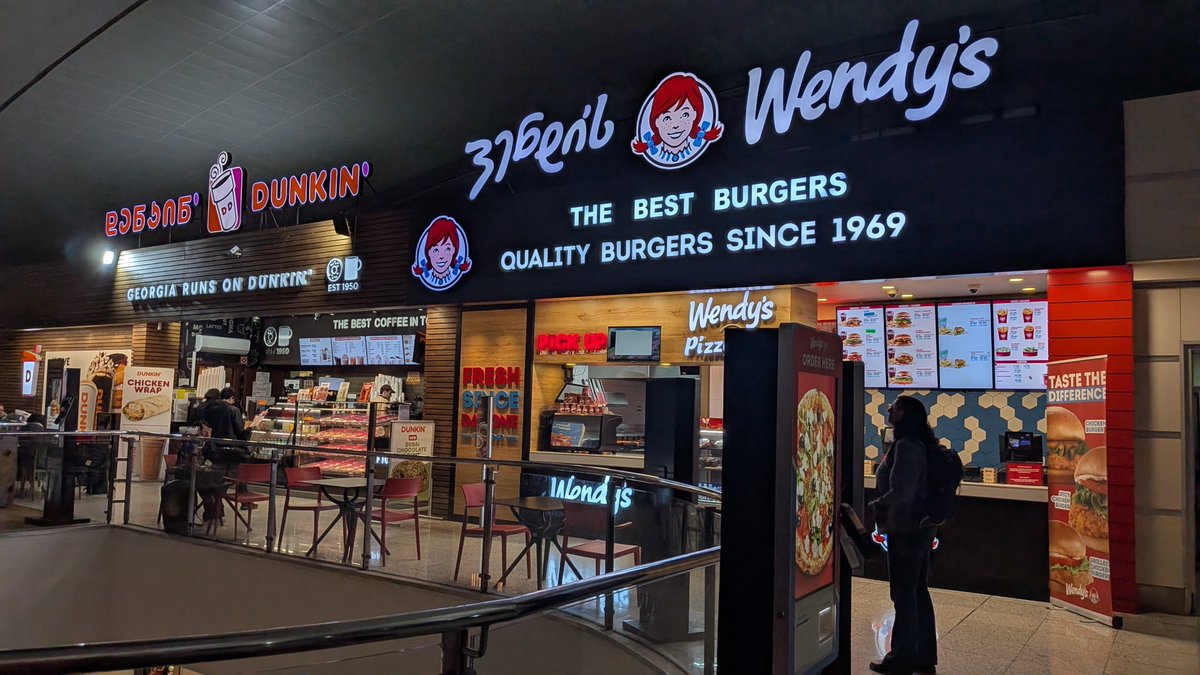 tnrnsbfhaoi's tweet photo. DunkinとWendy'sのお店が町中に多かったのも印象的。空港にも2店舗並んであった。 https://t.co/PXsPg04rCu