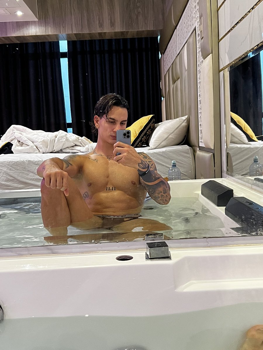 king_hot tweet media