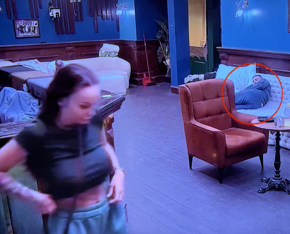 Carevo novo ruho tweet media