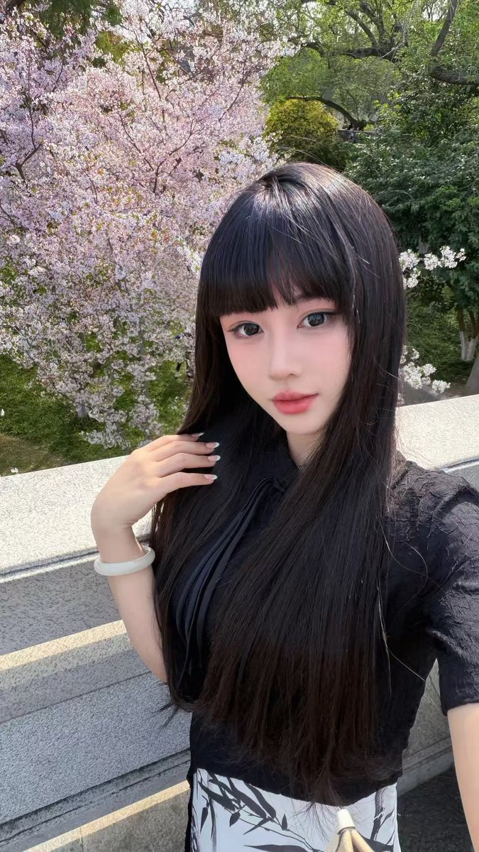 Xxxxmlv's tweet photo. 辟谣！后面的不是我好吧，太廉价太丑了，好无聊 https://t.co/0fHKZdtRO1