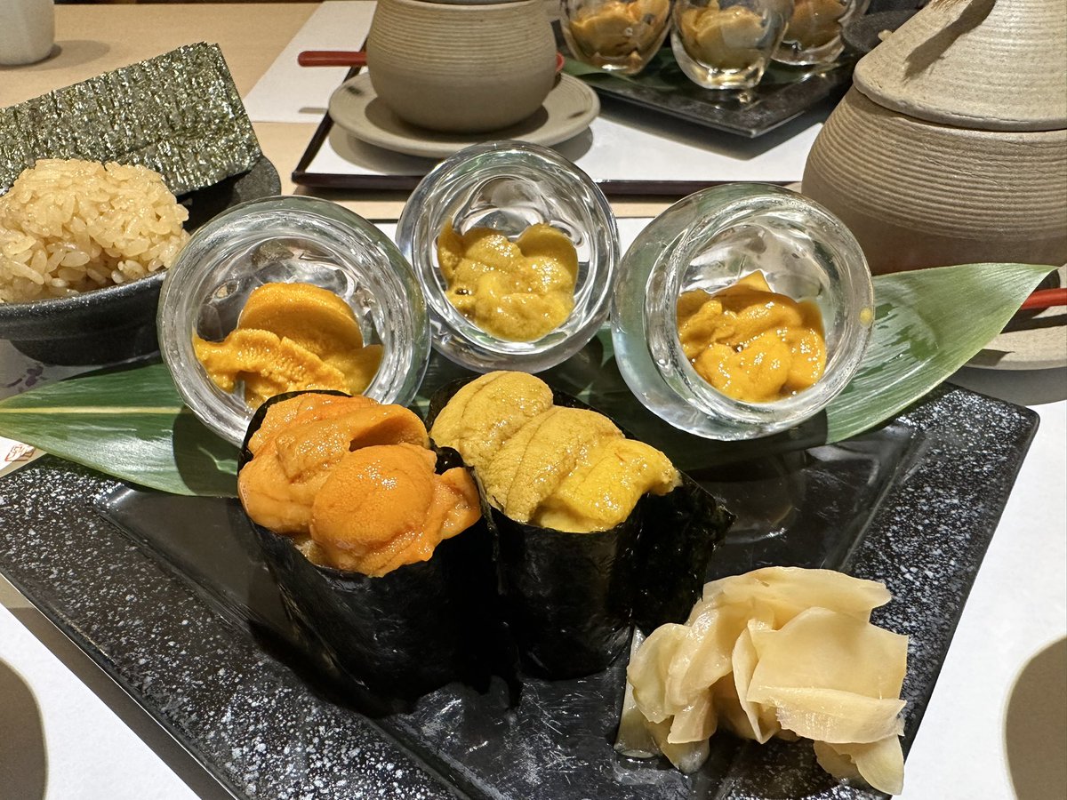cocotak's tweet photo. 今回ご紹介するのは、新宿のお寿司屋さん、鮨 青海(おうみ)さんです。
高級鮨屋さんの贅沢ランチをいただいて参りました。
今回いただいたランチメニューは、雲丹御膳8800円になります。

動画はコチラ→ https://t.co/Hkb7u4t2qk

#ウニ
#贅沢ランチ
#新宿グルメ https://t.co/nnDBIMxkWZ