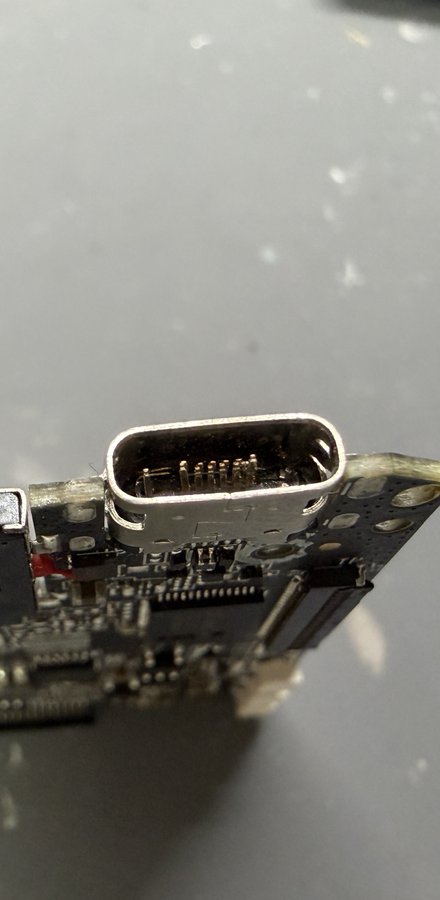 pcvkinshicho's tweet photo. Type-Cポートの中が折れて、充電も通信も不可能に・・買い替え？ ご安心を！弊社ならマザーボード丸ごとの交換ではなく、壊れた端子だけを新しく付け直す高度な【基板修理】で対応可能ですから、買替より断然経済的で環境維持でそのまま使えます。 #パソコン修理 #マザーボード修理 https://t.co/lS1xqt5hyr