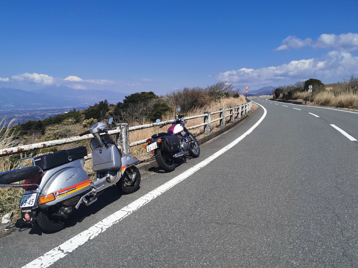 BldMiya's tweet photo. 伊豆スカイライン
春はサイコーの季節❢
毎日お花見したい♥

#バイク女子 #バイクのある風景というより風景の中のバイク #エストレヤ #Vespa #静岡県 #ツーリング https://t.co/y4GUlTahvH