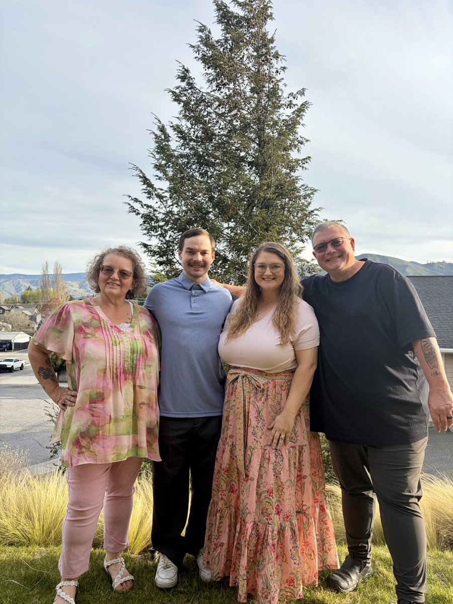 NikoleWyles's tweet photo. Happy Easter! ✝️💐🐣🐰🥕🥚💜 https://t.co/O09tjRkvxW
