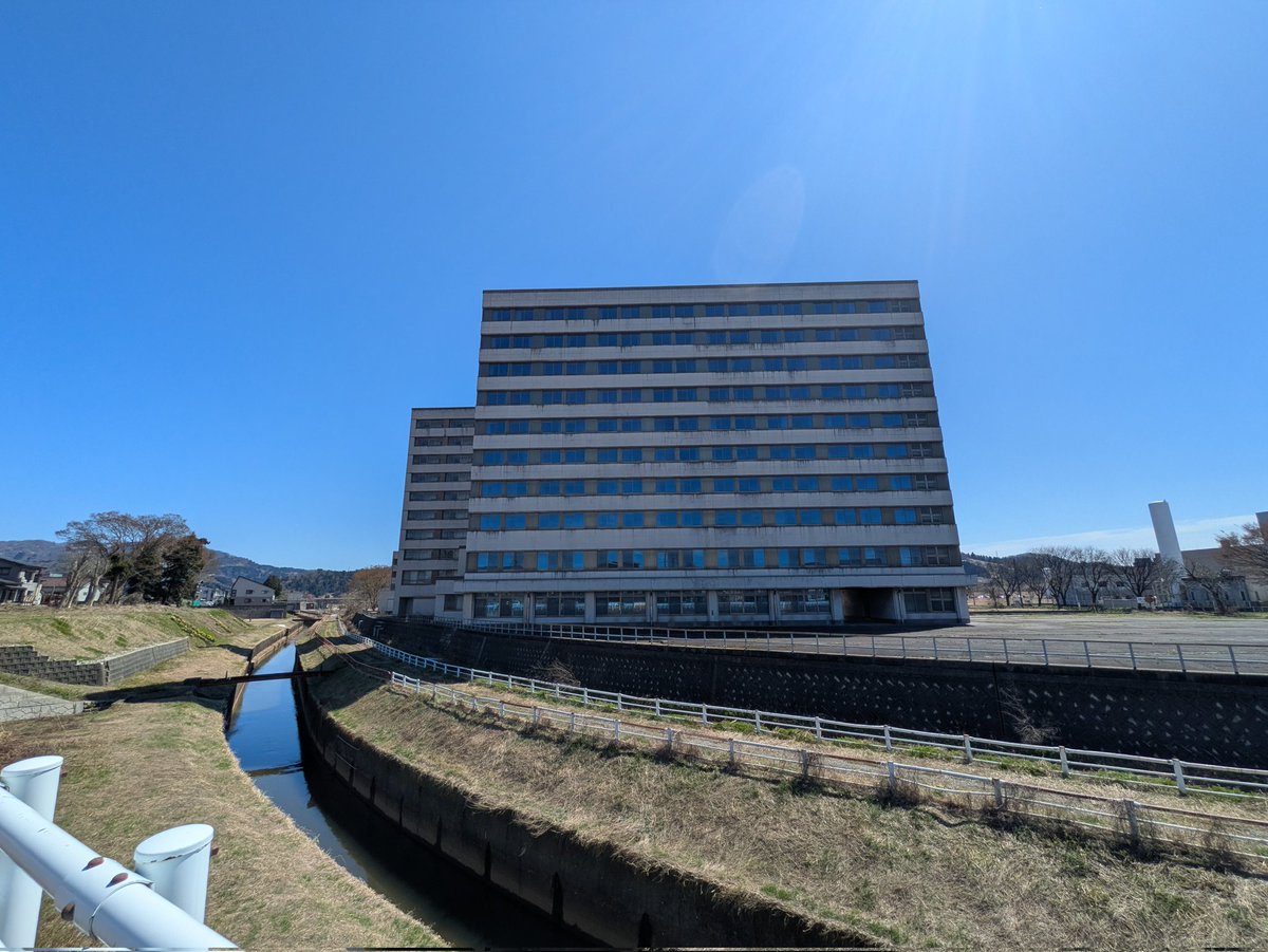 .｡oO(🪨) tweet media