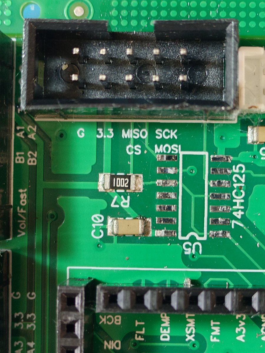 ktm250gs's tweet photo. T41 5-BAND SDR TRANSCEIVERキット製作
LCD表示が不調なので、V12 の回路図と同じにした。
基板を組み込み、電源を入れたところ、最初は動作するが、数秒後に画面がノイズだらけになる。
う～ん、どうしたものか.... https://t.co/S5jWDlXT9e