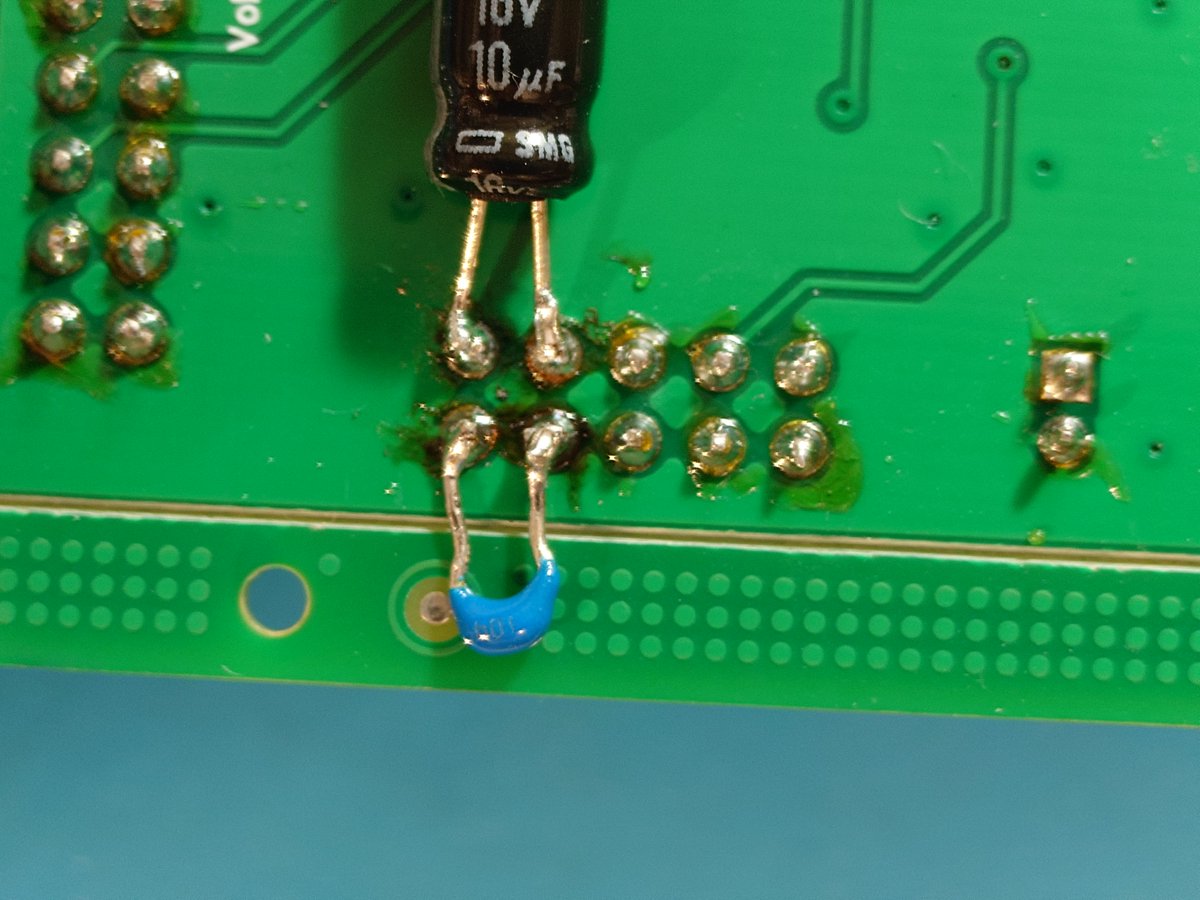 ktm250gs's tweet photo. T41 5-BAND SDR TRANSCEIVERキット製作
LCD表示が不調なので、V12 の回路図と同じにした。
基板を組み込み、電源を入れたところ、最初は動作するが、数秒後に画面がノイズだらけになる。
う～ん、どうしたものか.... https://t.co/S5jWDlXT9e