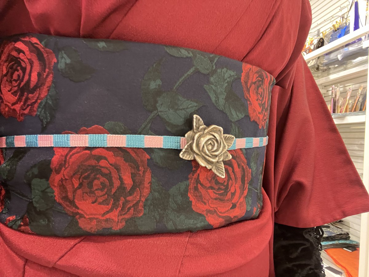 寿喜堂ロングシリーズロイヤルローズこと薔薇の兵児帯、なんと及川光博様のスーツと同じ生地では‥⁉️と界隈の方々のお心をグッと掴ませて頂き🌹
まさか王子と同じ生地の帯に包まれるとは感無量至福最高オブ最高光栄の極み…😭🫶

受注ページ準備中です
(端の糸は濃紺と真紅の2パターンございます)