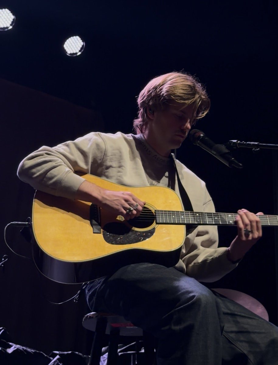 carnationforose's tweet photo. ruel salió con el buzo puesto al soundcheck tenes q cerrar el vorterix solo los genios hacen eso https://t.co/n0ja88q0nn