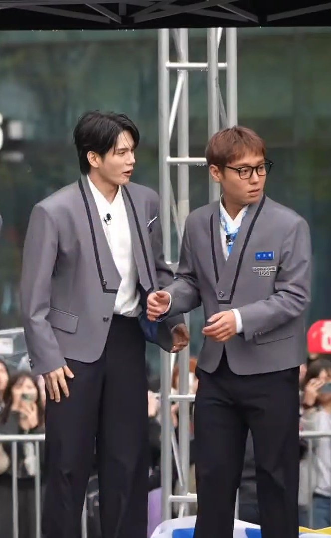 Their reactions after realising the backdrop was gone 😂😂
#옹성우 #워너원