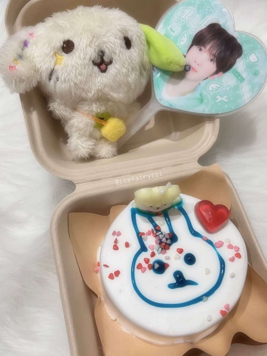 icefairyzzi's tweet photo. 260405 #료 메이크스타 싱가포르 베이커리 이벤트 

토끼~ 🐰 ryo says i look like a rabbit  
and omg look at him getting sheepish after getting the sprinkles on the rabbit (^◇^;) too cute ㅠㅠ

#료 #RYO #リョウ 💛 https://t.co/86jNNhlyVt