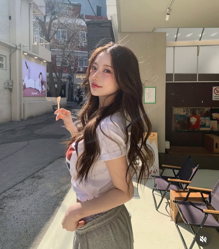 mji_89's tweet photo. やばいインスタでめちゃくちゃ可愛い子見つけた。 https://t.co/8wzzl621Vg
