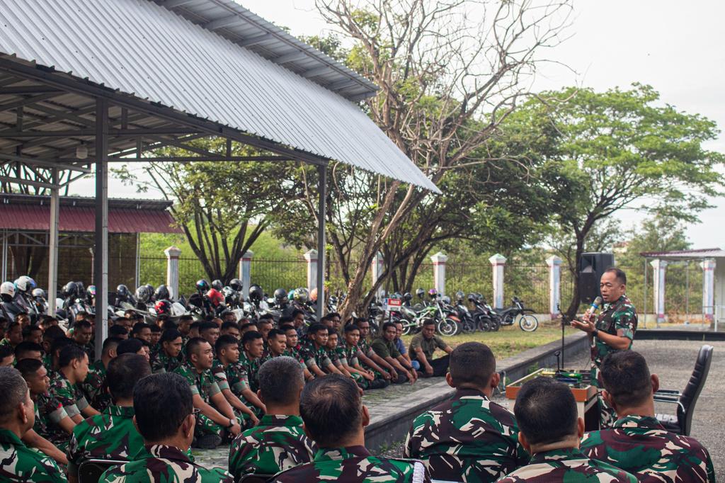 korem132palu's tweet photo. Melalui Jam Komandan, Danrem 132/Tadulako Tegaskan Disiplin, Loyalitas dan Kekuatan Iman

@puspentni 
@tni_angkatan_darat 
@kodam23palakawira 
@pendim1305bt 
@kodimkotapalu 
@kodim_1307poso 
@kodim1308_luwukbanggai 
@kodim_1311_morowali 
@yonif_714sm 
@andy_irawan26 https://t.co/8q0Eu47KEw