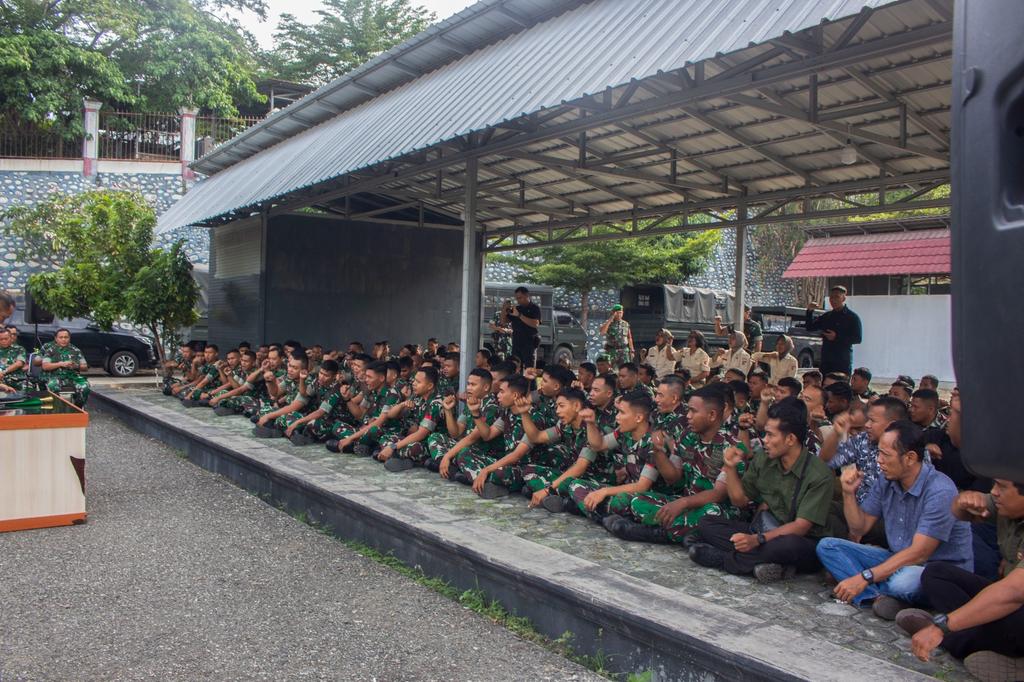 korem132palu's tweet photo. Melalui Jam Komandan, Danrem 132/Tadulako Tegaskan Disiplin, Loyalitas dan Kekuatan Iman

@puspentni 
@tni_angkatan_darat 
@kodam23palakawira 
@pendim1305bt 
@kodimkotapalu 
@kodim_1307poso 
@kodim1308_luwukbanggai 
@kodim_1311_morowali 
@yonif_714sm 
@andy_irawan26 https://t.co/8q0Eu47KEw
