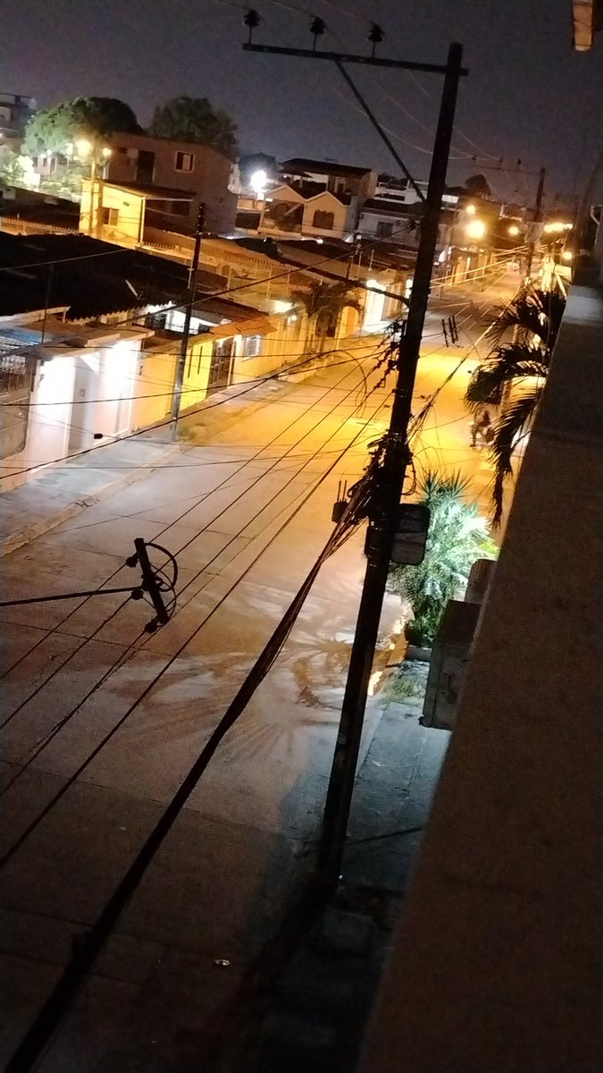 juank_guzman's tweet photo. @servicioscnelep favor reemplazar luminaria dañada en Guayacanes 1ra etapa https://t.co/wyJwwb4uTJ