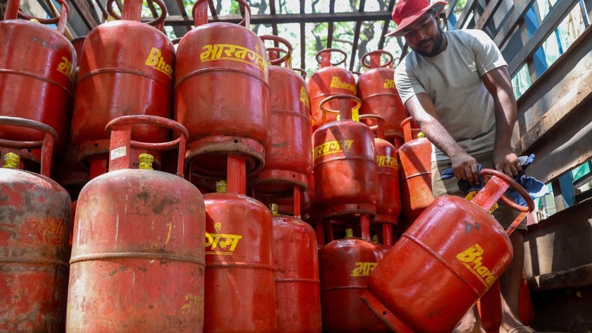 Indian_Analyzer's tweet photo. 🚨 BIG SHIFT! 8 lakh households move to piped gas in one month

- Around half the new PNG connections already activated
- Remaining connections currently under process

• Impact on LPG usage:
- 16,000 LPG connections surrendered after households switched to piped gas
- Move aimed at easing pressure on cylinder supply

95% LPG bookings now online. OTP-based deliveries rose from 53% in February to 90% now to prevent diversion

COOKING GAS ECOSYSTEM SHIFTING TOWARDS PIPELINE SUPPLY.