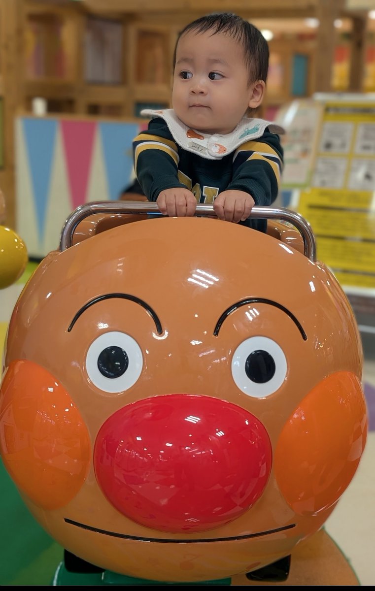 アンパンマン自体は温和な顔なのに、どうしてアンパンマン号は感情と表情筋が凍てついたフェイスなのでしょうか。