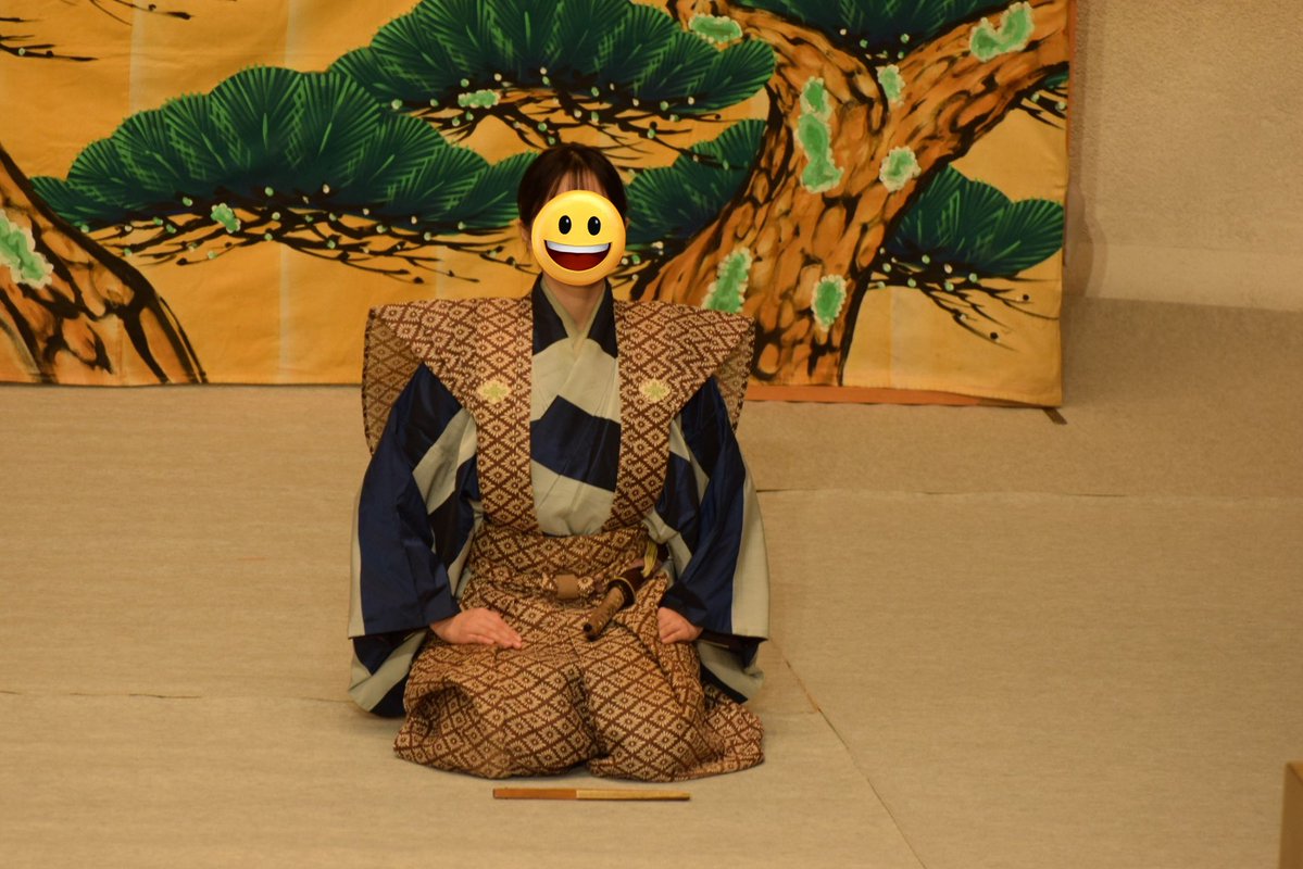 🪭演目紹介
こちら「痺」の一場面。
狂言研究会では、プロの狂言師着用のお衣装を着ることができます！！

 #春から東女 #春からtwcu #狂言 #日本伝統 #狂言サークル #インカレ #伝統芸能 #サークル #新歓 #新歓デモンストレーション #袴 #お衣装  #東京女子大学 #0708さんと繋がりたい #大学1年生