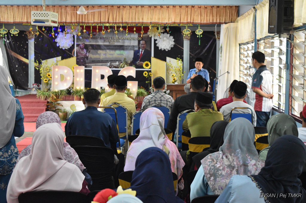 ahmadmaslan's tweet photo. Merasmikan Mesy Agung #PIBG SK Seri Setia, #Benut #Pontian
Dilulus segera 2 perkara : kos rombongan pelajar lawat #KL & pondok menunggu ibu bapa depan sekolah.
Berpesan spt kehendak KPM iaitu sekolah utk lahirkan ABC, Anak yang Baik dan Cerdik.
Penting bantu pendidikan murid. https://t.co/zW8a2Wq4f4