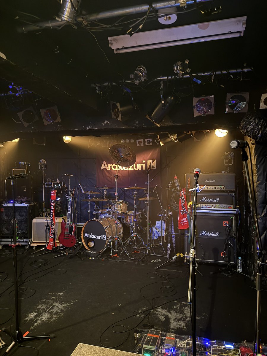 hagikno's tweet photo. 土曜新潟、日曜仙台！
Arakezuriワンマン！「賛歌斉唱」参戦！
初のArakezuri遠征とライブハウス
最高でした！
新潟で椿くんと話せたこと、仙台で息子がいっさくんのピックを貰えたこと(羨ましい)
ライブ以外も最高な思い出だー！
TMJで出会えて良かったとほんと思える。 https://t.co/RW8VtUO1Gt