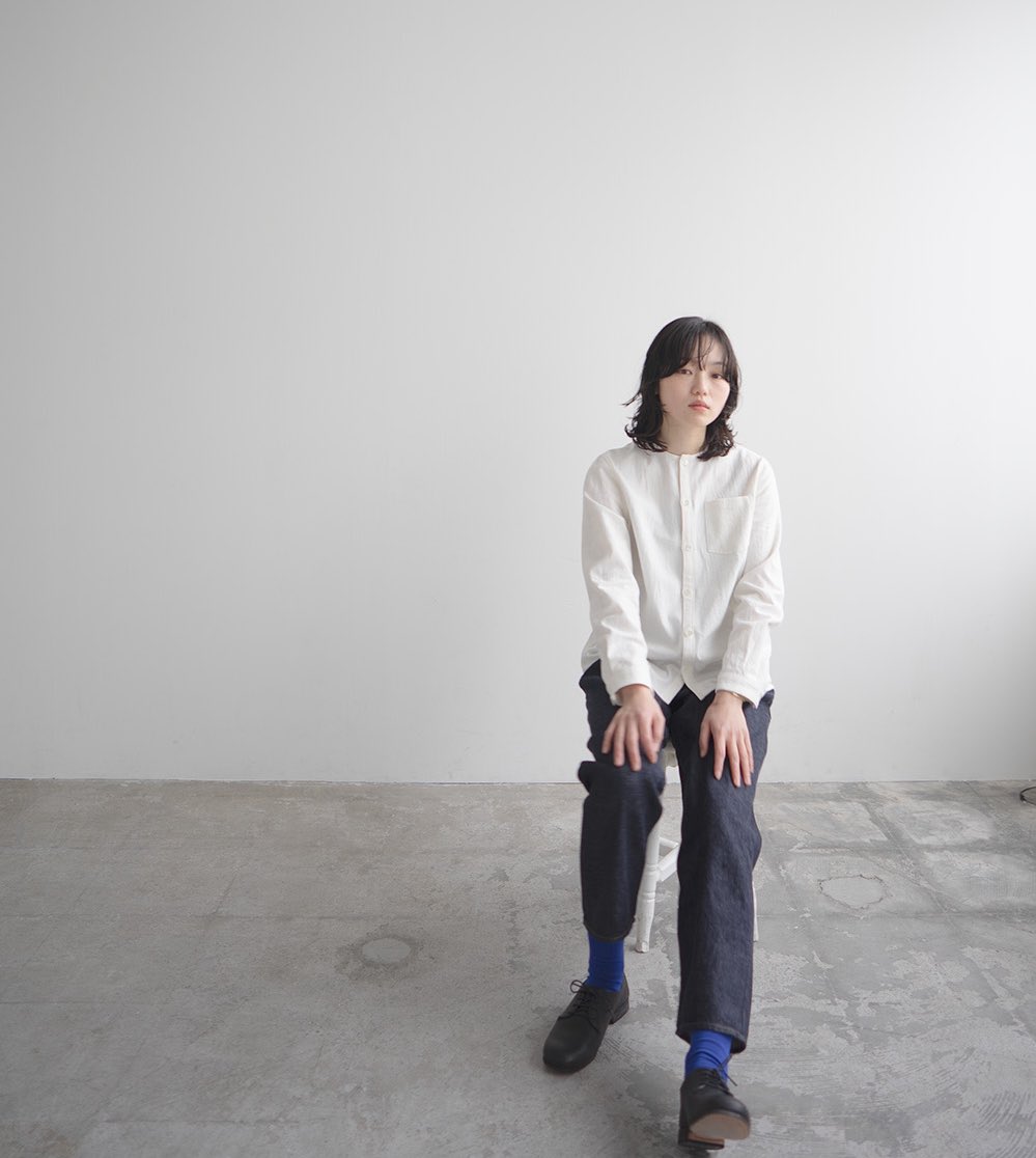 今日のおススメ。
綿麻キャンバスシャツ。
中肉素材なので身体のライン拾わない、。

羽織りにも使えるし、カーディガン感覚。
夏まで使えます。