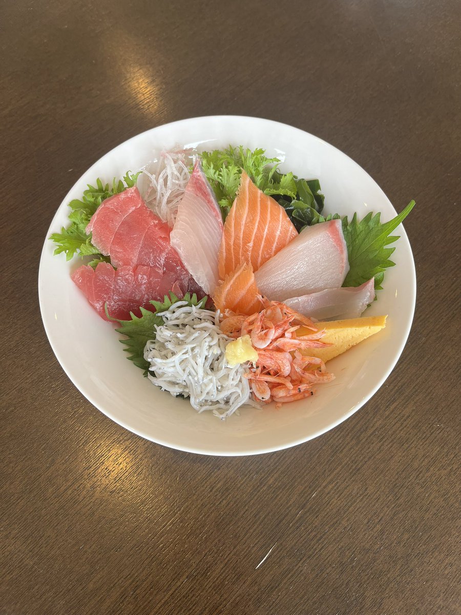 WATATSUMI0812's tweet photo. 生しらす入荷！
本日は
プレミアムWATATSUMI丼を数量限定ご用意♪カマトロ・アワビ・イクラも入った贅沢な海鮮😋
通常のWATATSUMI丼は人気NO.1

#江ノ島　#新江ノ島水族館　#しらす　#海鮮　#海鮮丼　#ランチ　#つるぶ藤沢　#湘南　#生しらす　#地産地消　#湘南エール飯 https://t.co/OePPxtdd3R