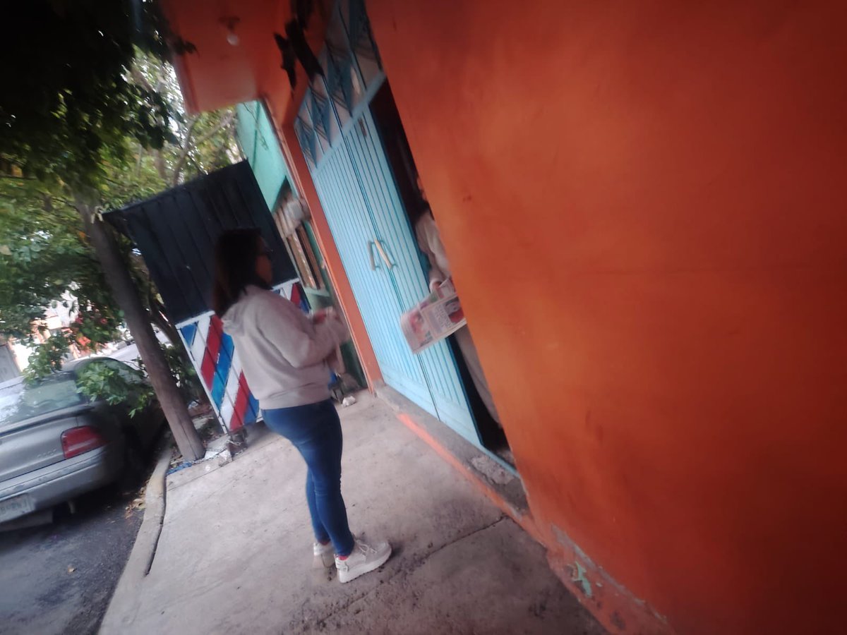 Seguimos recorriendo las calles de Nezahualcóyotl, conversando con vecinas y vecinos e informando sobre los avances de los gobiernos de la #4T. #Nezahualcoyotl