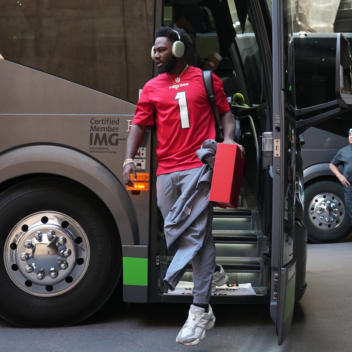 NFL_DovKleiman's tweet photo. Aura: Braves star center fielder Michael Harris II was spotted wearing Tua Tagovailoa's new Falcons jersey.

Atlanta sports are so back.

🥶🥶🥶 https://t.co/6ezBppnI6m