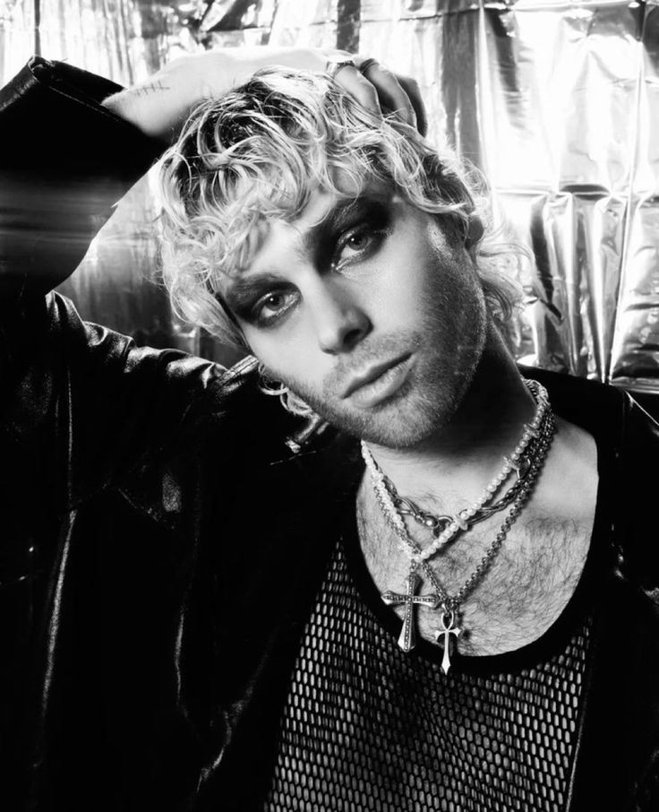 prettyboy_lrh's tweet photo. ☆ Lucas Rhett Hemmings ☆
 model • guitarist • singer 
 he | him • bisexual • cancer 
 multiship • ship emoji 🌟 https://t.co/3MmMLe3jOQ