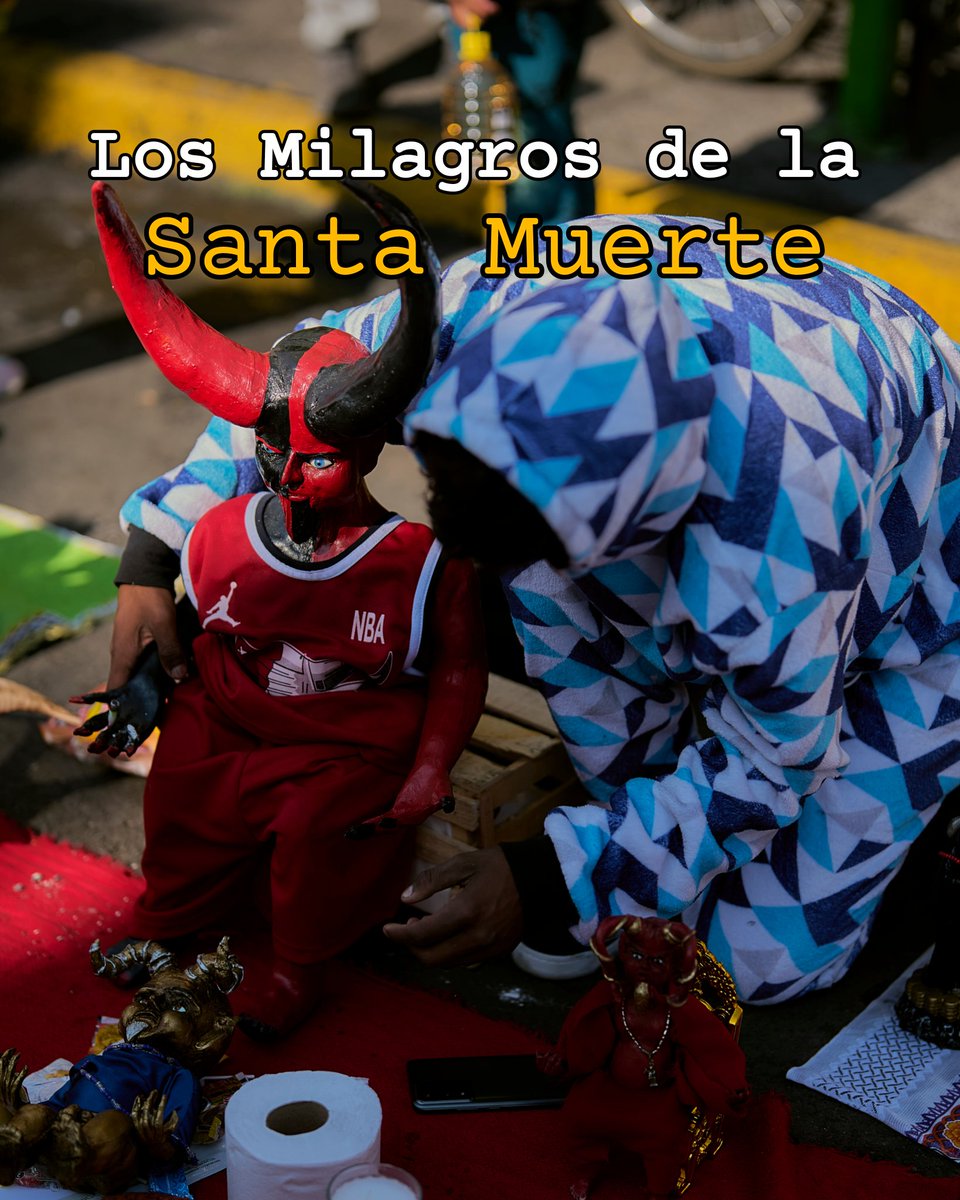 elivanmacias's tweet photo. Caminando por la Morelos documentando el culto a la Santa Muerte y al Angelito Negro, fui a buscar el lado oscuro que todos nos imaginamos. Pero al escuchar a la gente, me topé con otra realidad. https://t.co/yZDVFTSDZ5
