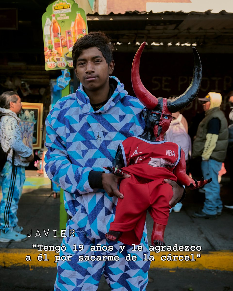 elivanmacias's tweet photo. Caminando por la Morelos documentando el culto a la Santa Muerte y al Angelito Negro, fui a buscar el lado oscuro que todos nos imaginamos. Pero al escuchar a la gente, me topé con otra realidad. https://t.co/yZDVFTSDZ5