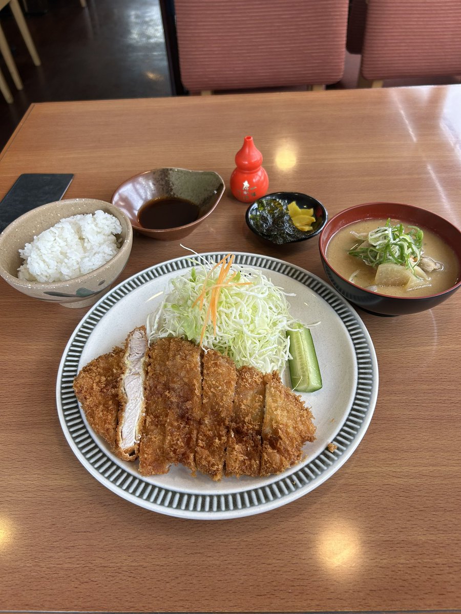 muraken1969's tweet photo. #チャールスとん #豊中 #少路 #とんかつ

上ロースかつ定食です

ロマンチック街道沿いの老舗とんかつ屋さんです
脂身多めとのことで迷わず上ロースを選択
これが大正解！
これはリブサイドですねー
ほろほろした食感と脂身が旨い😋
そして豚汁が抜群の美味しさ

大阪にも美味しいとんかつありますねー https://t.co/y5oNQ7MCjS