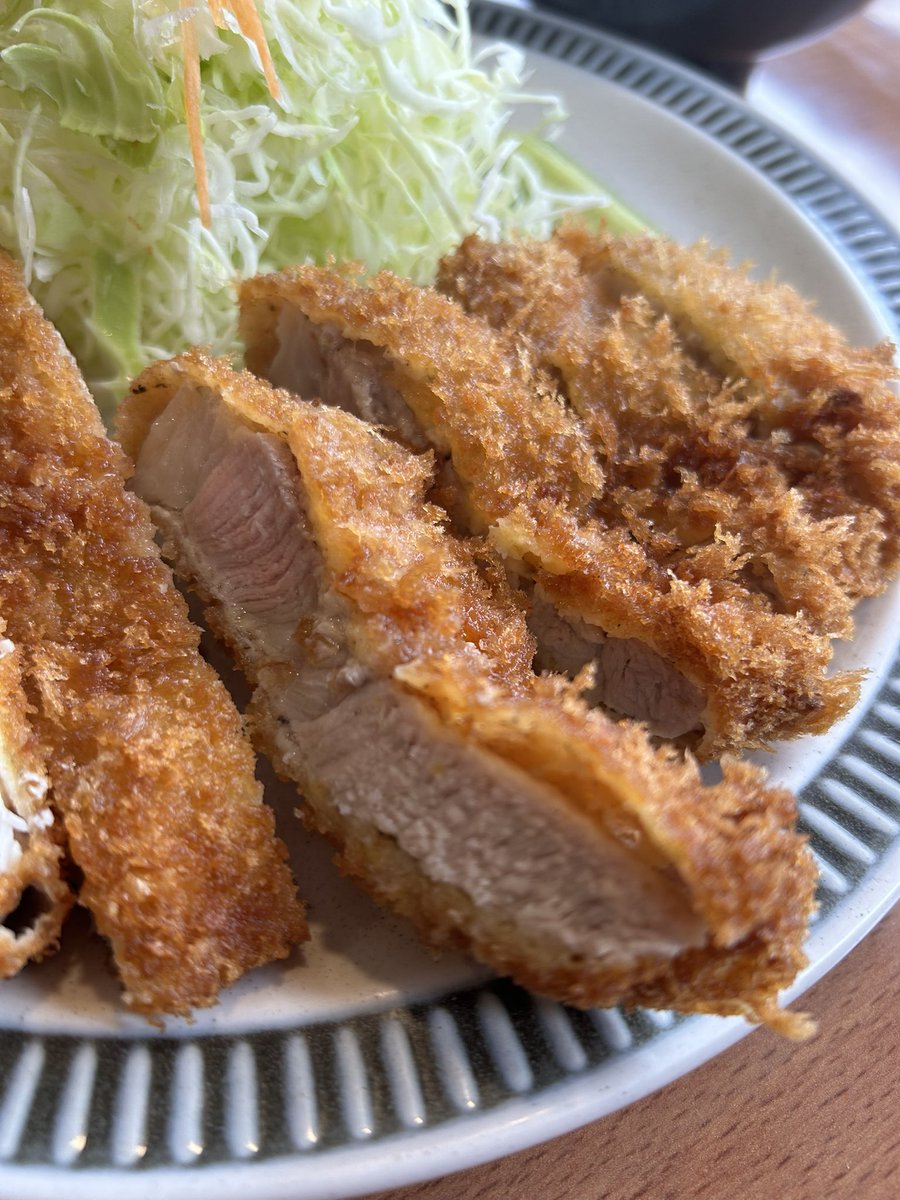 muraken1969's tweet photo. #チャールスとん #豊中 #少路 #とんかつ

上ロースかつ定食です

ロマンチック街道沿いの老舗とんかつ屋さんです
脂身多めとのことで迷わず上ロースを選択
これが大正解！
これはリブサイドですねー
ほろほろした食感と脂身が旨い😋
そして豚汁が抜群の美味しさ

大阪にも美味しいとんかつありますねー https://t.co/y5oNQ7MCjS