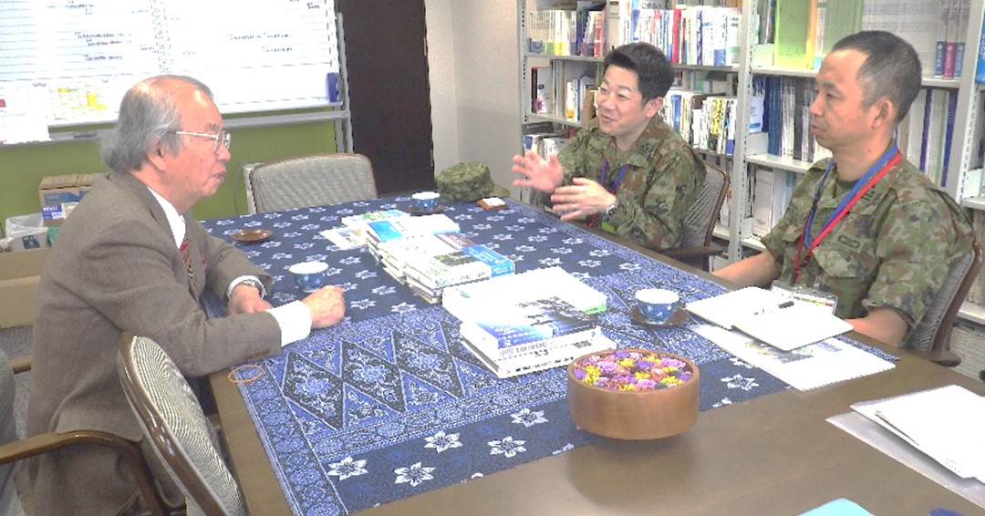 JGSDF_MA_pr's tweet photo. #中部方面総監部 は、関西大学・河田教授、越山教授に対し、#０７南海レスキュー の成果を説明するとともに、南海トラフ地震に今後求められる課題等について意見交換を実施しました。 https://t.co/elEu8pyiLX