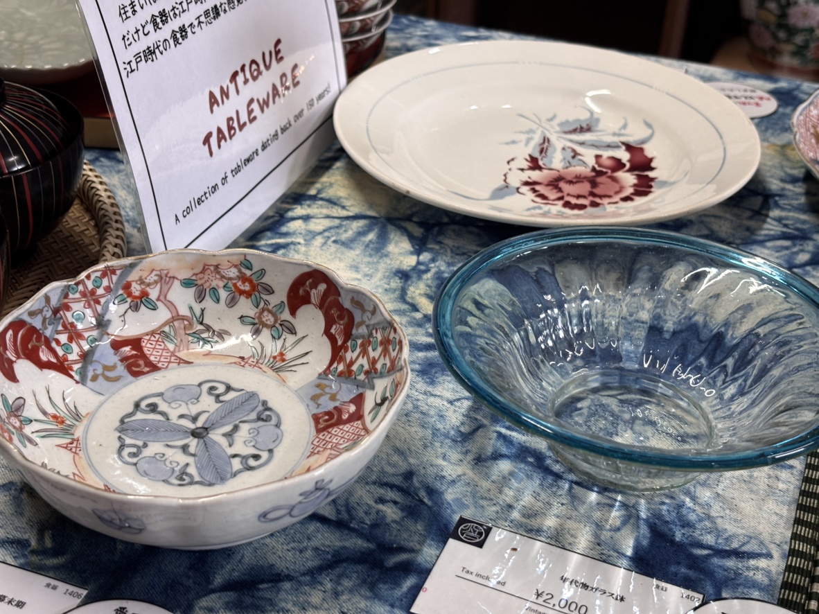 coedo_honkawa's tweet photo. ✨New Arrivals✨
Various Antique Tableware 🍽️
This time, we’ve received a selection of tableware from around the late Edo period 💁(Approximately 150–200 years old)
#Recycling #Antiques #Vintage #ImariWare
#Glassware #Lacquerware #Tableware #Japan https://t.co/6rKytTmEGs