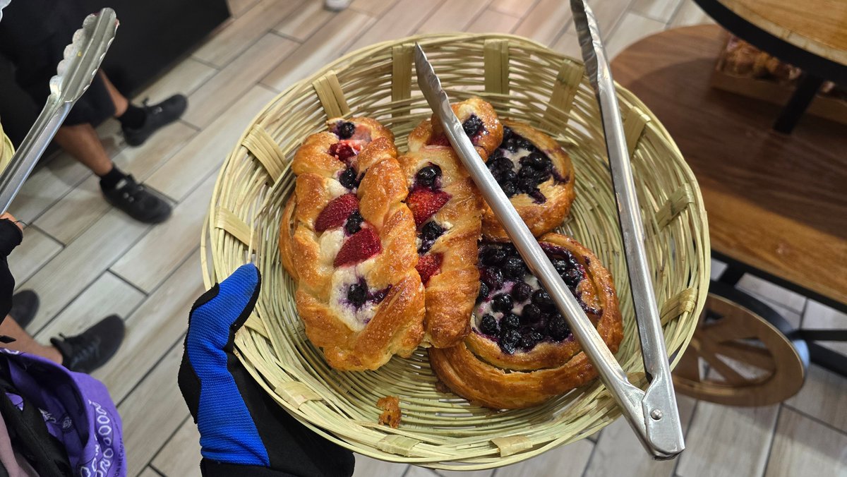 m0lokita's tweet photo. Habiendo probado que funciona la estufita, fuimos a hacer nuestro primer demo de #CoffeeOutside al parque metropolitano ☕🥐
Tenia rato que no sacaba el #AeroPress a la calle hahah
Todo cupo en las Kadets de #ChromeIndustries https://t.co/y8YrwJAKJt