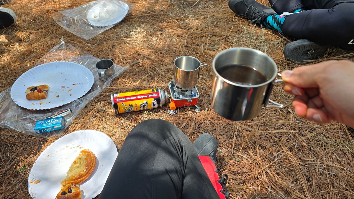 m0lokita's tweet photo. Habiendo probado que funciona la estufita, fuimos a hacer nuestro primer demo de #CoffeeOutside al parque metropolitano ☕🥐
Tenia rato que no sacaba el #AeroPress a la calle hahah
Todo cupo en las Kadets de #ChromeIndustries https://t.co/y8YrwJAKJt